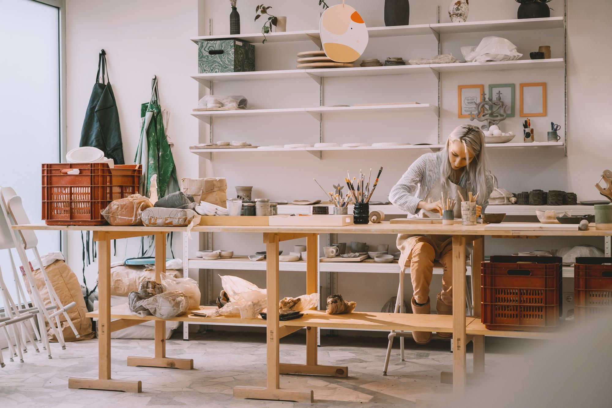 Interno dell'atelier con attrezzi per ricamo